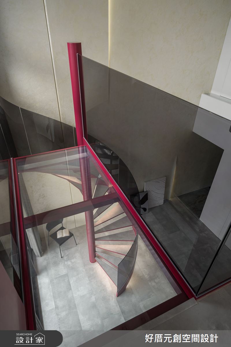 旋轉樓梯作為玄關映入眼簾的第一座藝術品,桃色的鐵件及玻璃的材質選用,強化了弧度線條的精工細節,輕盈的穿透感,也降低複層間的距離感受,形塑優雅的氣質效果。