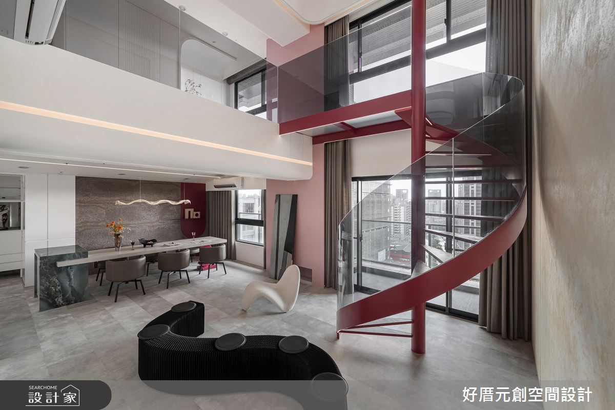 設計師拆除二樓的實牆,替換成玻璃的半腰牆,蔓延樓梯的延續感,拉伸尺度,同時也讓公領域處處皆是自然光線。