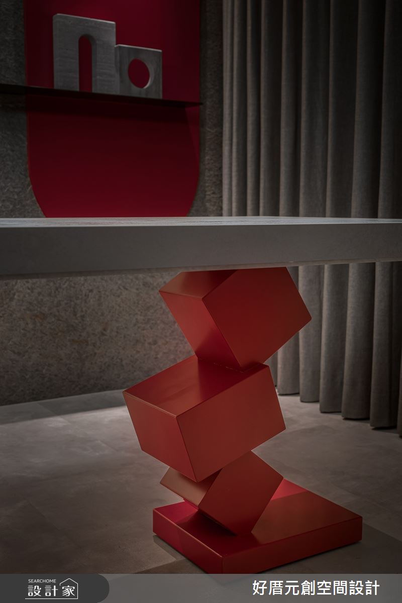 設計師手繪訂製立方體的桌腳,作為第二個吸睛的藝術品,建立比例構圖的和諧,也增添視覺層次的趣味。