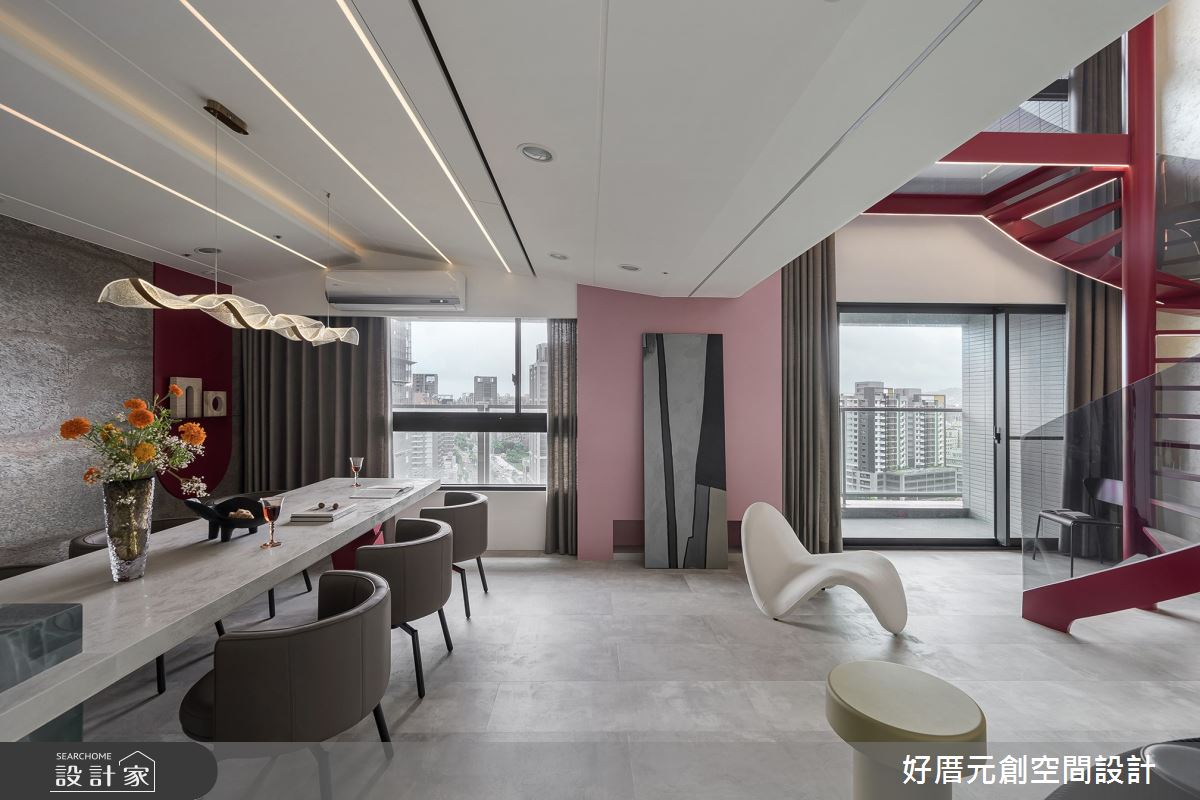 天花內涵蓋了管線、設備等,透過循序漸進的斜角度,慢慢修飾原先壓迫的天花,更帶出家之意象。