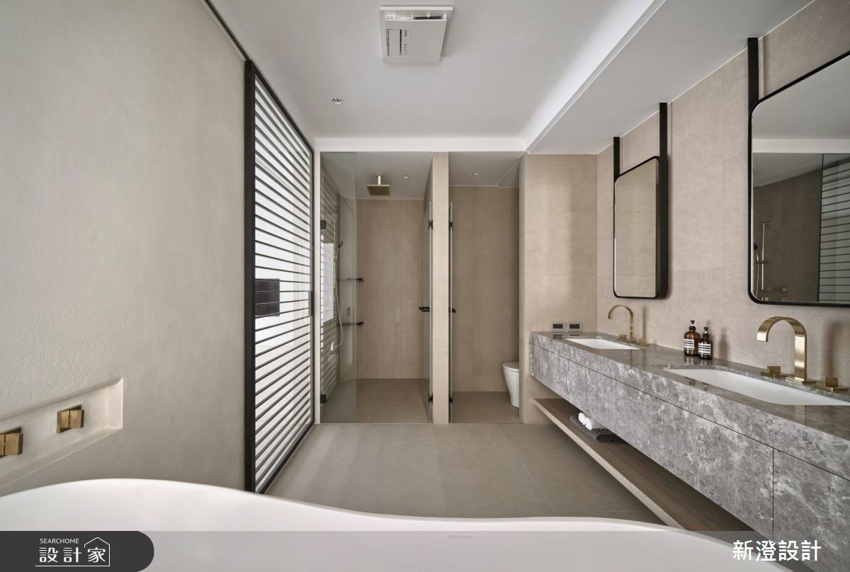 主衛浴採用鋁框玻璃門,內部設置四件式衛浴設備,提供了舒適便利的使用體驗。