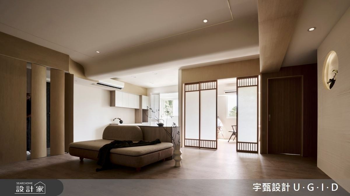 可旋轉的玄關屏風,不僅能夠手動調節光線,更製造無障礙的進出動線,若未來需要透過輔具的進出時也有空餘空間。