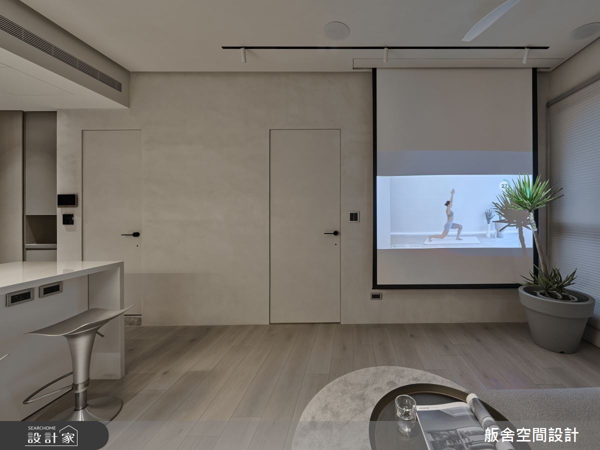 將電視改為投影布幕,不使用時亦可維持客廳空間乾淨整潔。