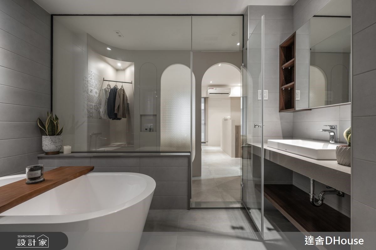 原主臥與衛浴間僅有玻璃相隔,設計師以拱門與弧形隔牆巧妙遮擋視線,形成二進式的入門設計,打造柔和平靜的過渡地帶。