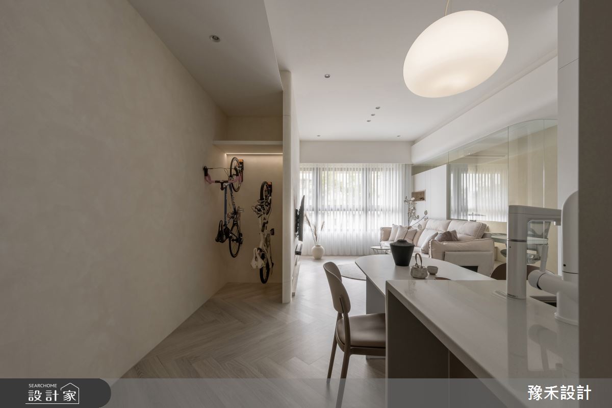 電視牆延伸的收納,用俐落簡易的手法,創造流暢的使用動線,符合騎行需求,同時保持整潔美觀。