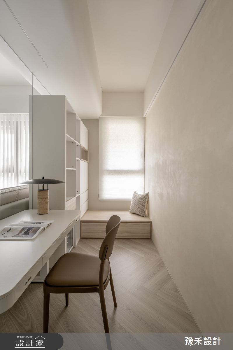 書房中臥榻結合書櫃,休憩閒適的氛圍縈繞。