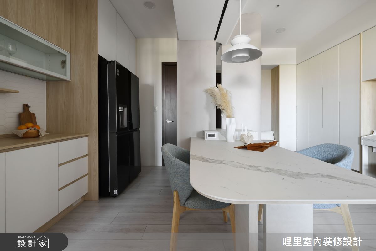 動線經弧形屏風的引導,可根據屋主需求進入廚房或是走入客廳。