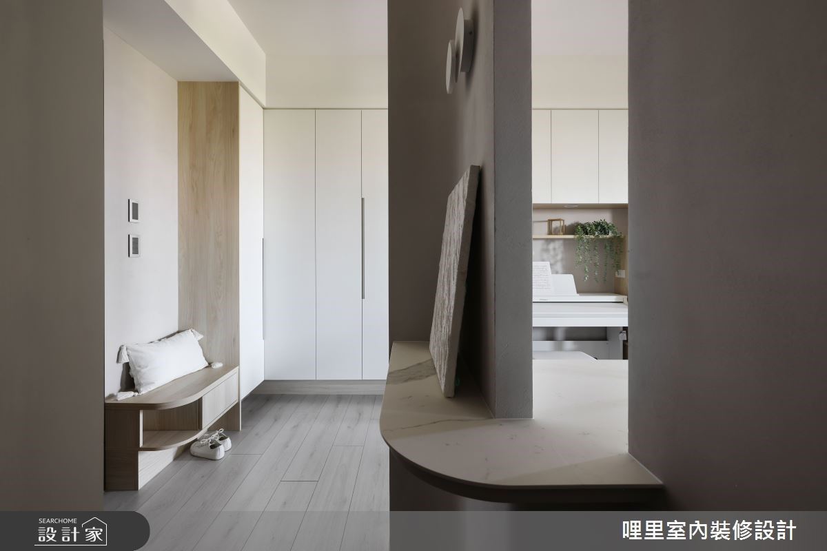 弧形的玄關屏風,不只解決了隱私性的不足,同時兼顧美感、動線引導、收納等多重機能。