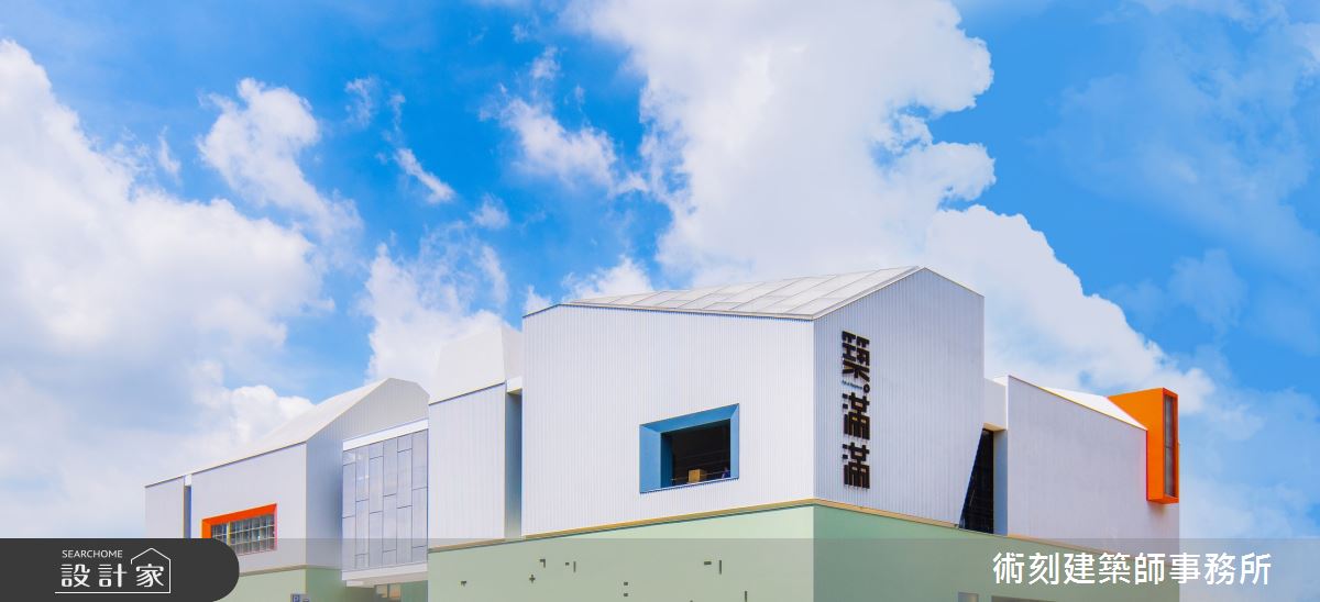 積木般的斜面屋頂設計兼具廣告牆功能,猶如都市中的童趣森林。