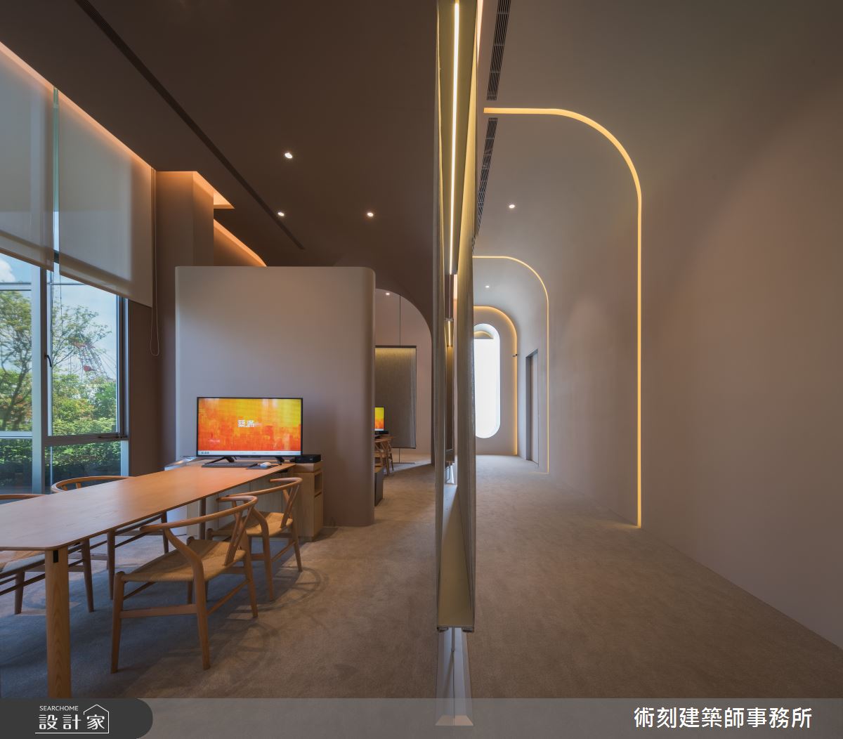 以曲面牆壁與柔軟布幔輕盈地分隔接待桌,柔和的燈條營造出輕鬆自在的洽談環境同時保持光與空氣的流通性。