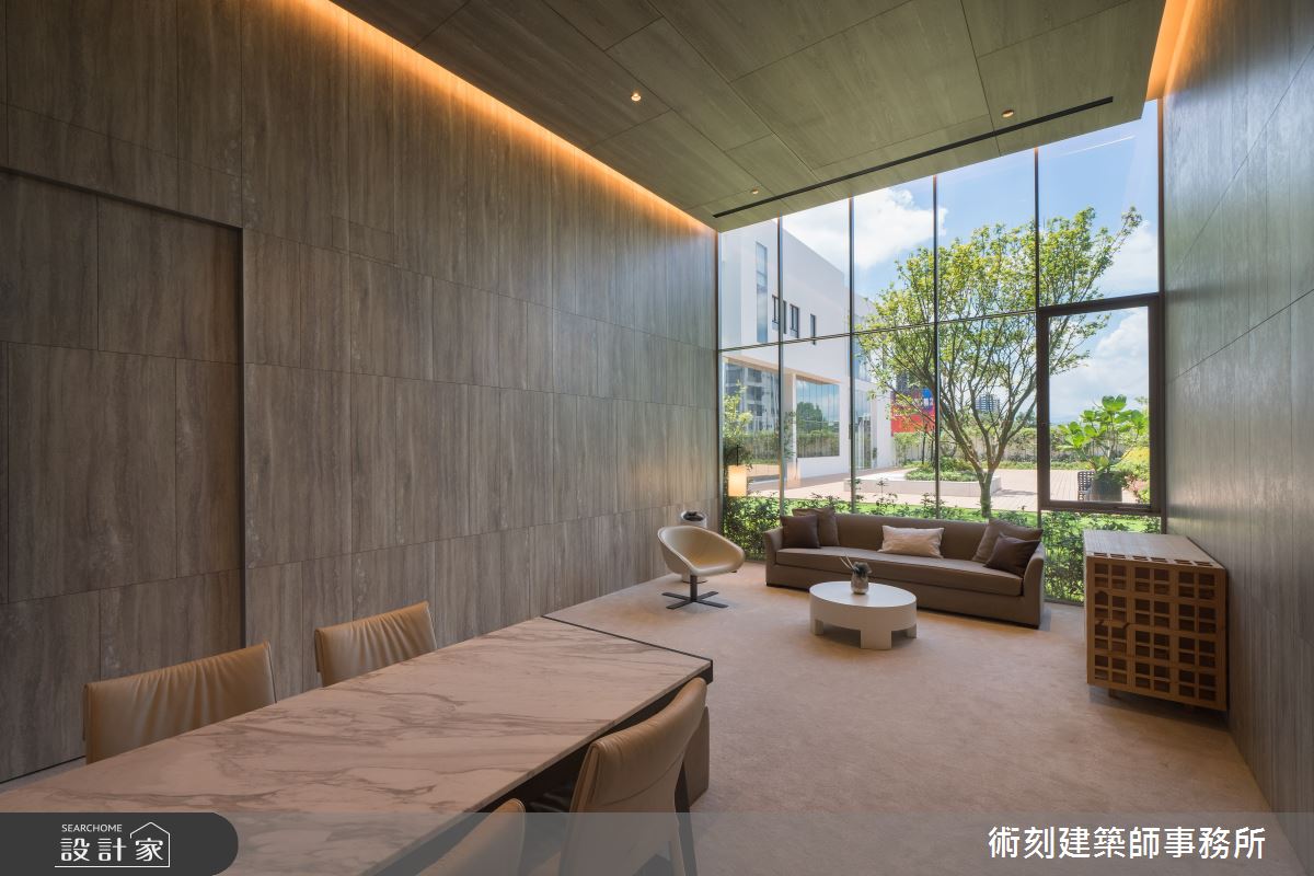 VIP包廂內設有與戶外中庭相連的落地門窗,既獨立又開闊。