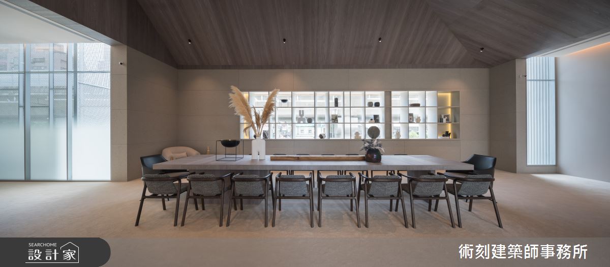 凹斜面的壁龕與側向大面積窗戶,讓人在樓上仰望天空時,彷彿身處樹間空隙,新視角觀賞周遭的城市景觀。