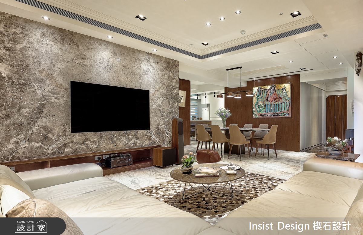 挑高天花板,使得室內高度增加了30公分,一改舊格局的侷促與壓迫感。