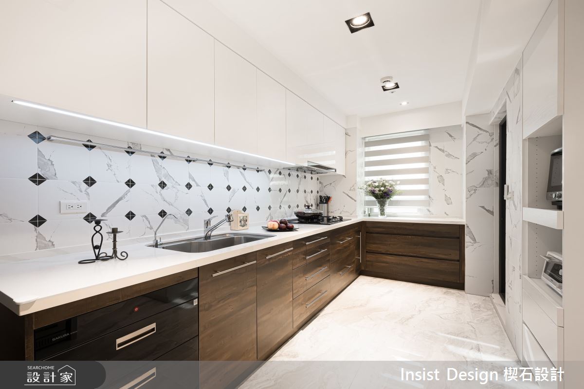 設置大小型電器櫃,另增大型隱藏式收納櫃,節省空間同時滿足收納需求。