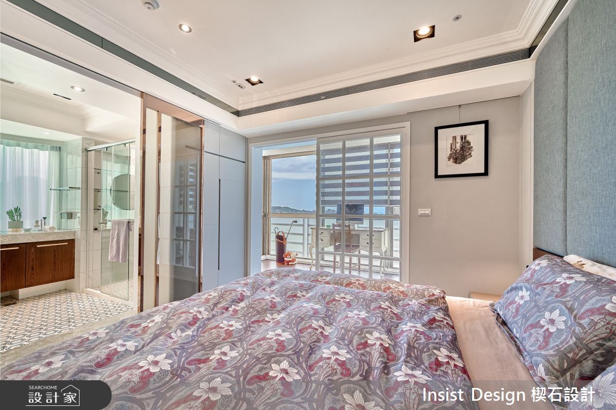 主臥同為落地開窗,採光極佳。