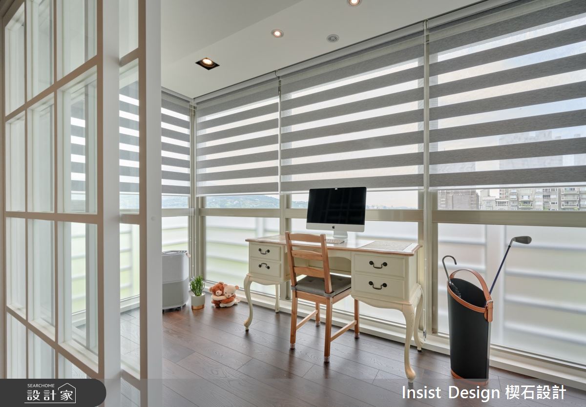 主臥陽台設有簡易電腦區,飽覽絕佳風景。