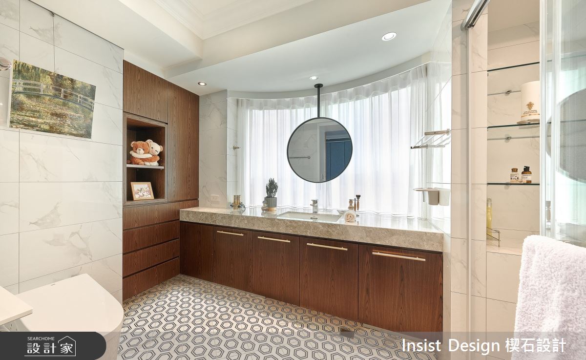 主衛浴與臥室採透明玻璃隔間,通透感十足。