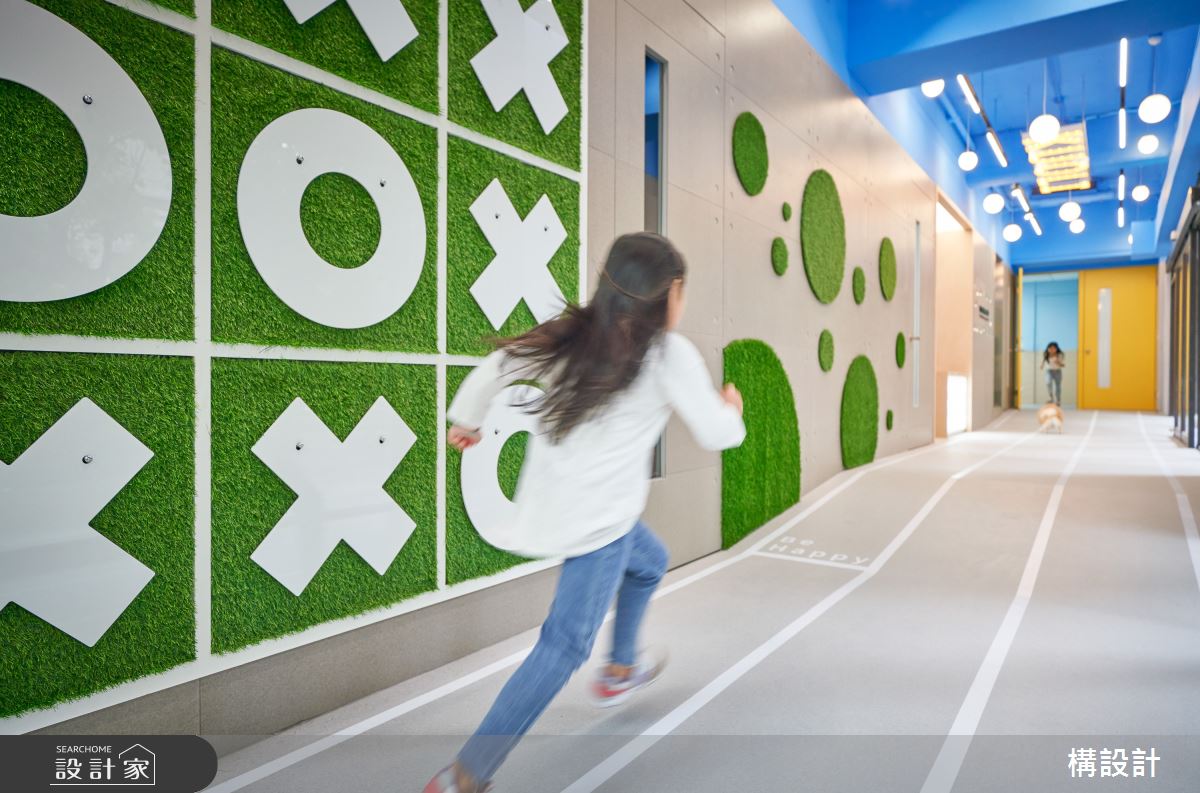 跑道式的廊道自然消弭原始地基的高低落差,以操場為出發的設計,讓學習就像下課去操場玩一樣快樂。