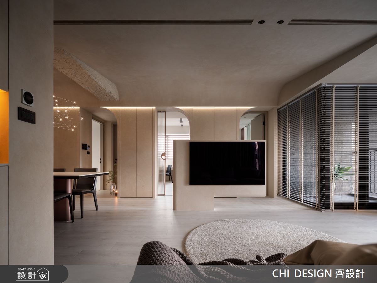 半懸浮設計的電視牆,界定空間場域同時帶出空間尺度。