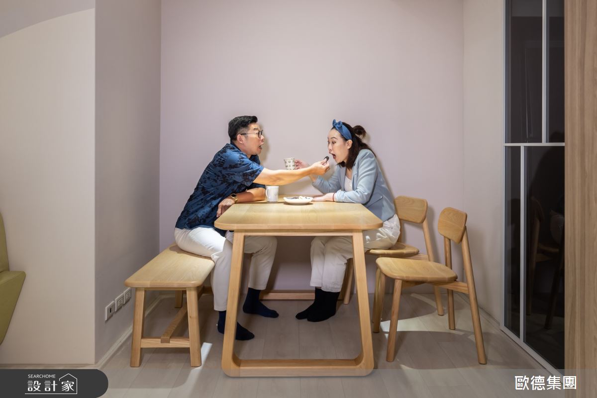 嚮往擁有「幸福餐廳」的馬力歐和蜜媽,享受在優渥設計的實木餐桌椅用餐時刻,直呼這就是「夢想中全家人一起團聚吃飯的溫馨感」。