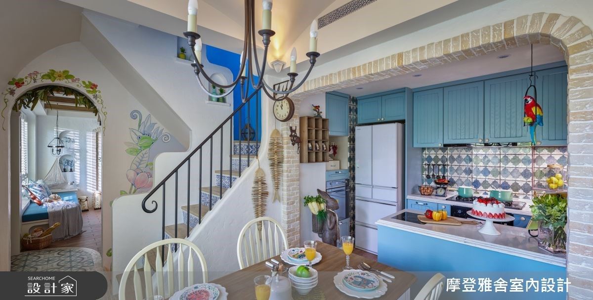 設計師建議,將一字型配置應用在廚房動線中時,考量到收納量體與美觀需求,可以善用垂直立面加入符合整體裝潢風格的吊櫃設計,同步修飾抽油煙機帶來的突兀感。