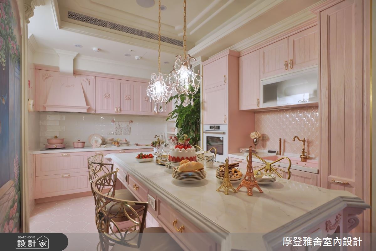 除了事先規劃的內嵌式電器,設計師也建議在中島新增充足插座以利未來擴充外接電器需求,從電磁爐到調理機,讓烹飪過程更加得心應手。