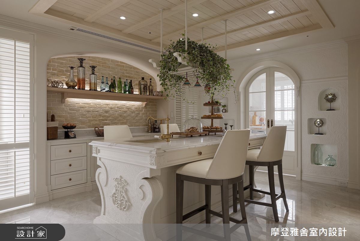 一座優良的中島設計,不僅能取代傳統餐桌成為便捷的輕食製作區,更能為餐廚空間擴增完善收納,如加上洗手槽機能,更能即時成為清潔與接續煮烹飪區域的後援。