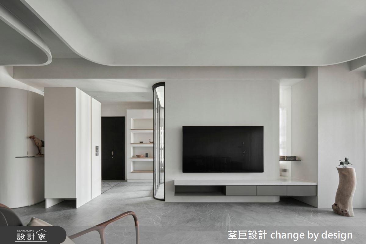 天花圓弧線條勾勒,修飾開放格局中突兀的樑柱,同時具備包覆感,柔和有質感的線條,讓空間更加有氛圍。