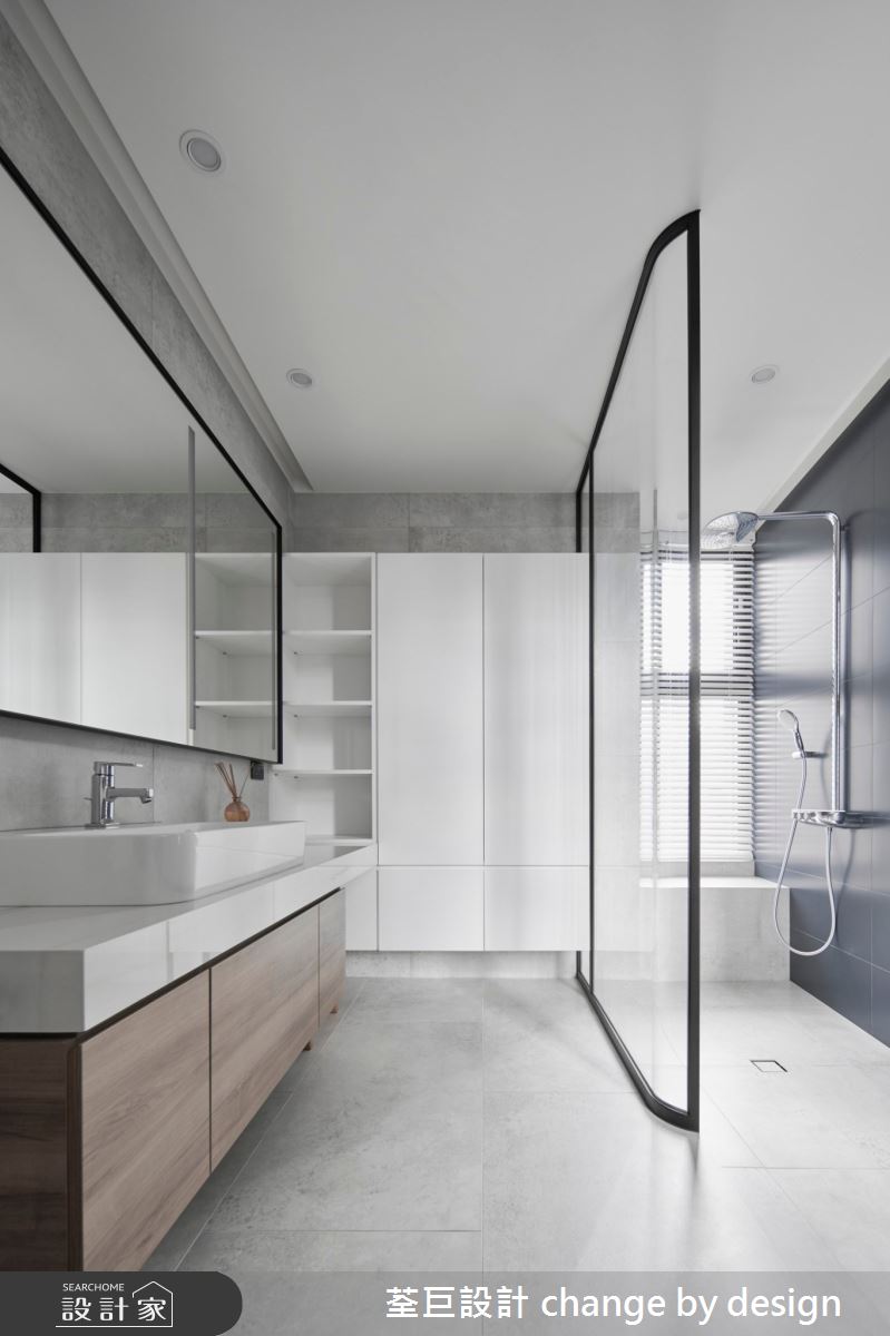 無障礙的衛浴空間,透過整平的地板,加寬淋浴區的入口,以便於未來輔助器具的進出,玻璃透明的屏風,作為乾濕分離的分隔,保持開闊的同時,也能做到退休宅中最注重的實用性。