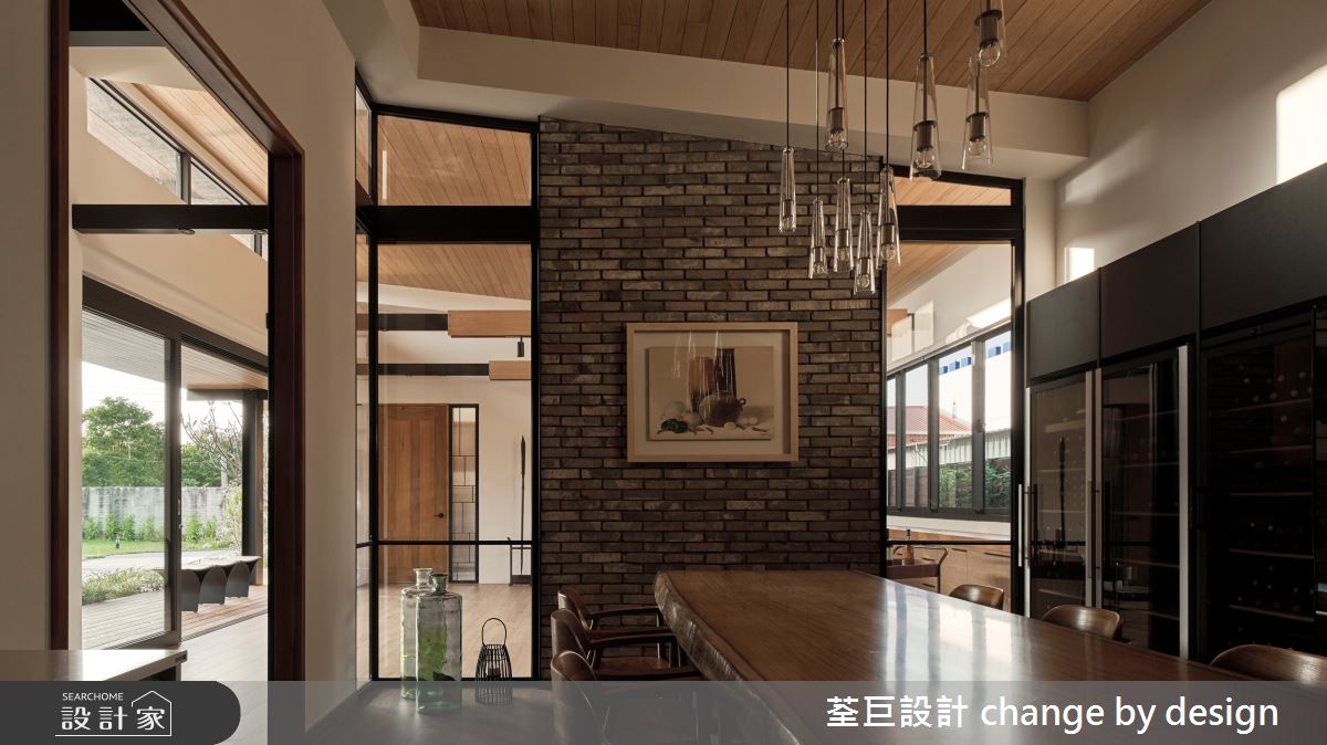 設計師在地取材,以台灣的紅磚瓦片來製作客廳、餐廳的主題牆面,彰顯樸實自在的質地,傳遞悠閒放鬆的情境。