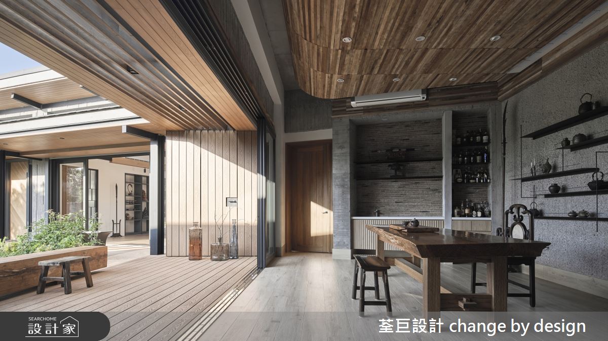 開放式的茶室作為設計亮點,將台灣傳統的板模鑿出紋路,浮現最真實的表面,搭配屋主珍藏的臉譜面具、古董擺件、茶具與畫作,讓空間凸顯屋主性格,傳遞不同的層次感。