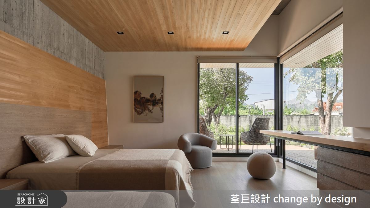 主臥室的落地窗,迎接良好的光影變化,開闊地視野與中庭造景有良好的互動。