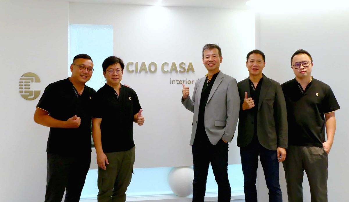 歐德集團旗下設計品牌「巧寓舍計」，喜迎成立五周年，以全新裝潢風貌亮相，陳國都董事長(中)與同仁開心合影。