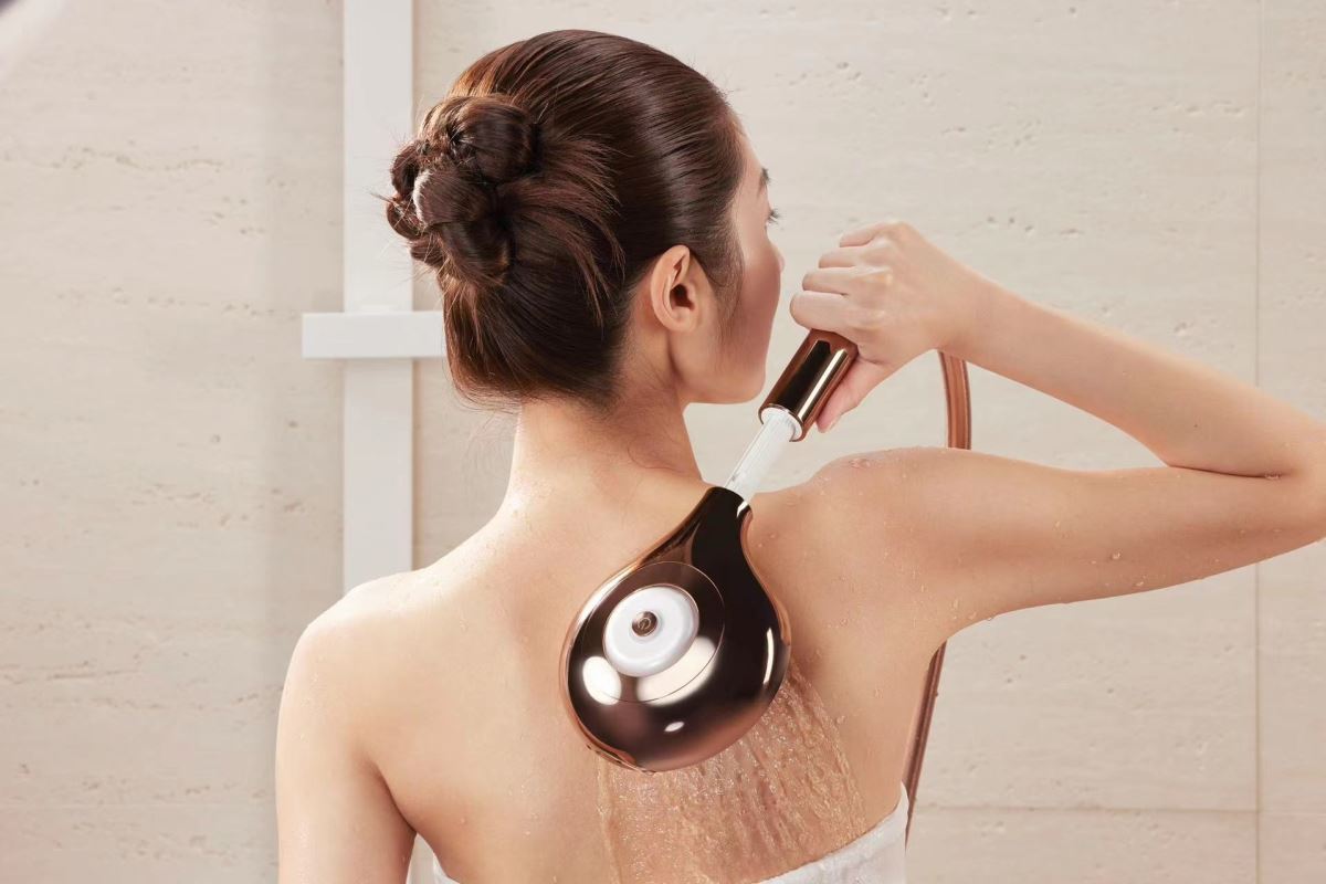 SpaViva 身體清潔儀搭配可伸縮的設計,完美解決洗不到後背的困擾。
