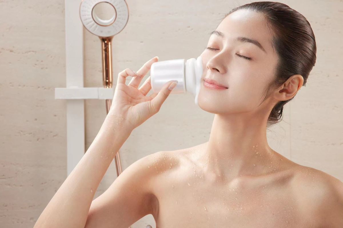 SpaViva 潔面儀附有柔軟矽膠刷毛,搭配 MicroBubble 微氣泡科技,產生電離反應,有效去除油脂污垢和殘留的化妝品。