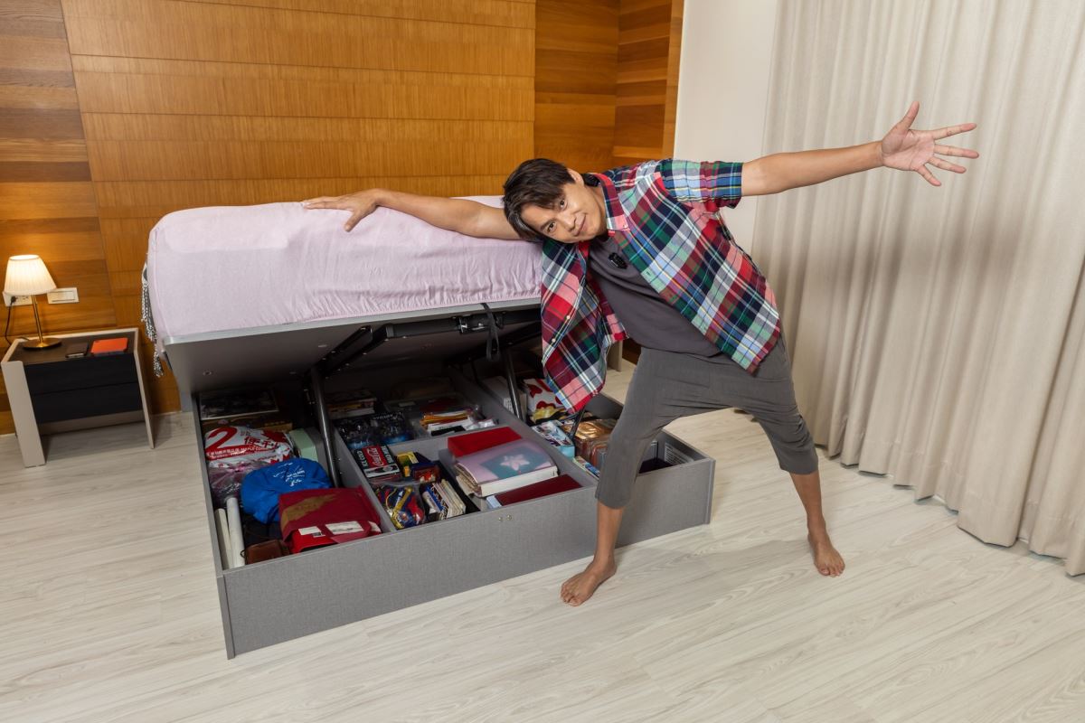 讓黃鐙輝最滿意的是換了「King Size 特大雙人床」,可以身體完整躺平不外露,床架選用歐德「小蜻蜓 2.0 掀床」,可以儲物、女生也能單手輕鬆拉起,讓他很滿意。