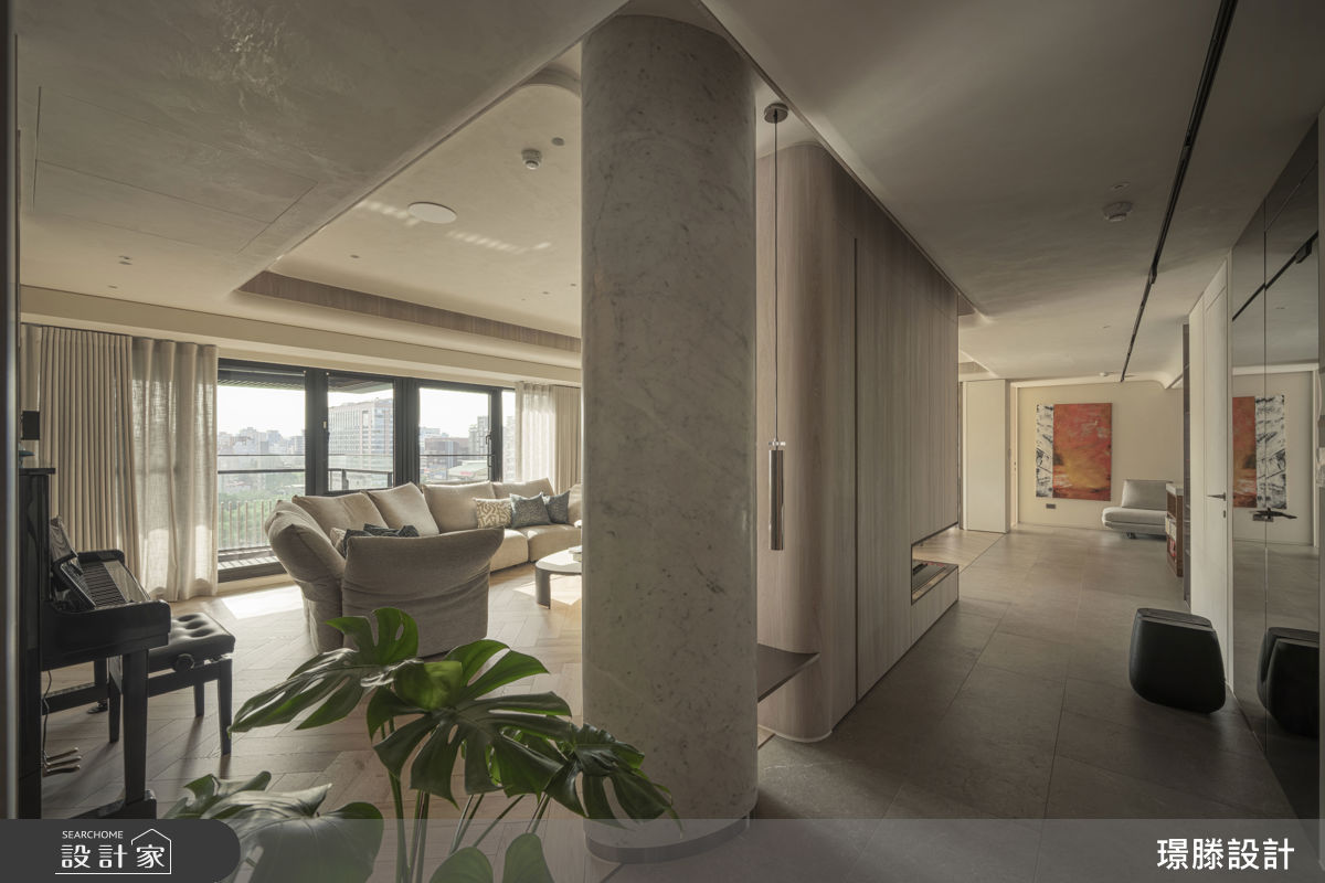 石材使用水沖工法，更能展現石紋的粗獷感，完美詮釋光影灑落時的層次感，就像一幅畫的構成。