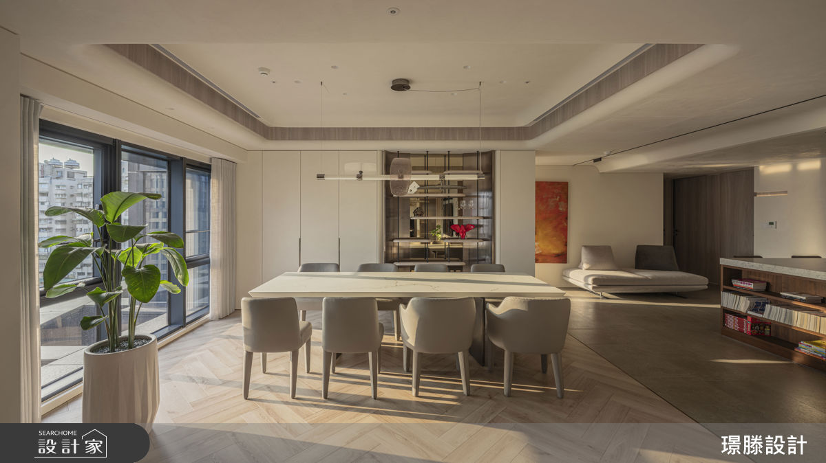 圓弧金屬的展示架，擺放藝術品或藏酒，有精品櫃的即視感，有一種華麗尊榮感。