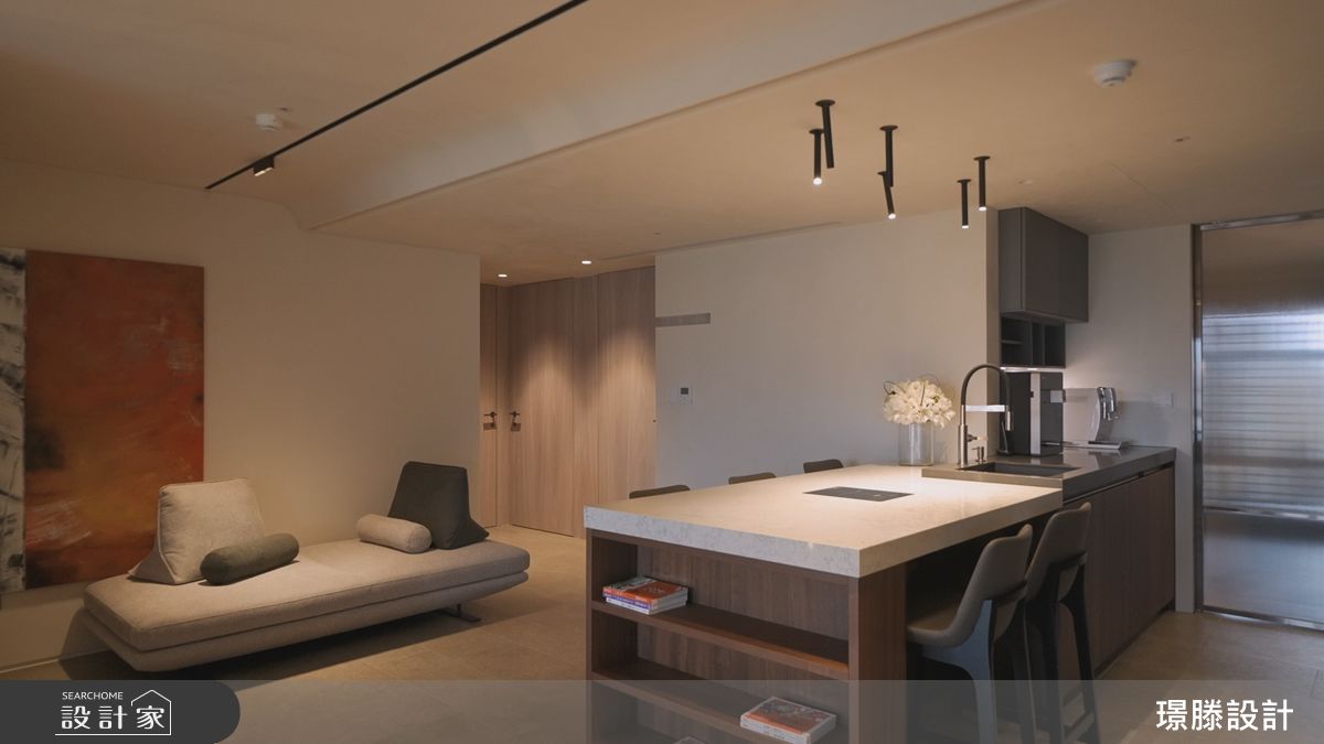 在中島前設置沙發區，舒適放鬆的氛圍，讓孩子能在此等待用餐的休閒時光，如同國外生活的起居空間。