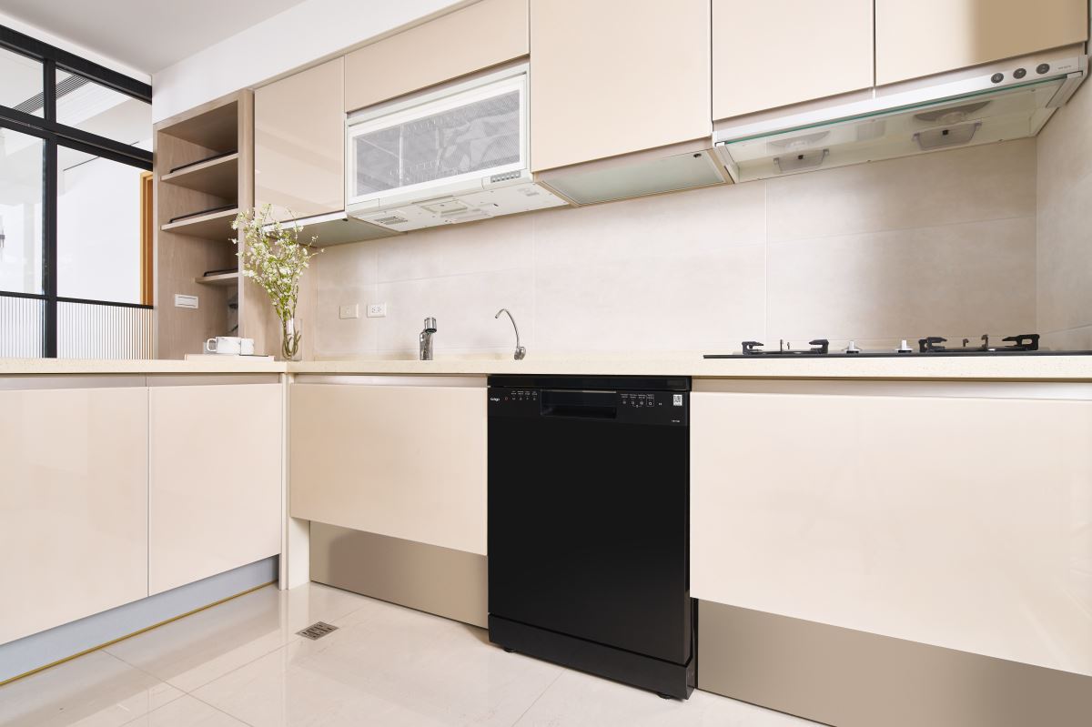 svago 歐洲進口廚電的蒸烘烤變頻微波爐與獨立式熱風烘乾洗碗機,一台抵多台,再也不會有小家電擺滿平台的困擾。