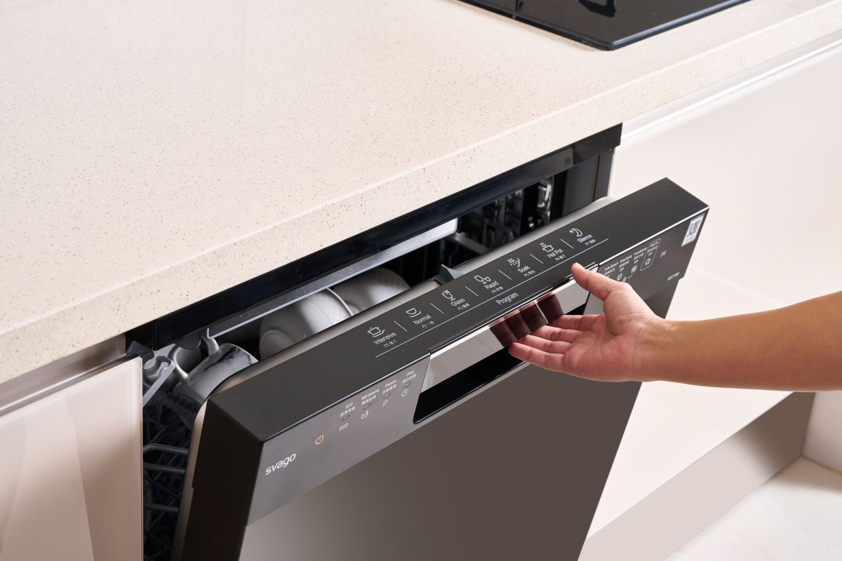 svago VE7190 熱風烘乾洗碗機,既好開啟,指引介面也很清楚。