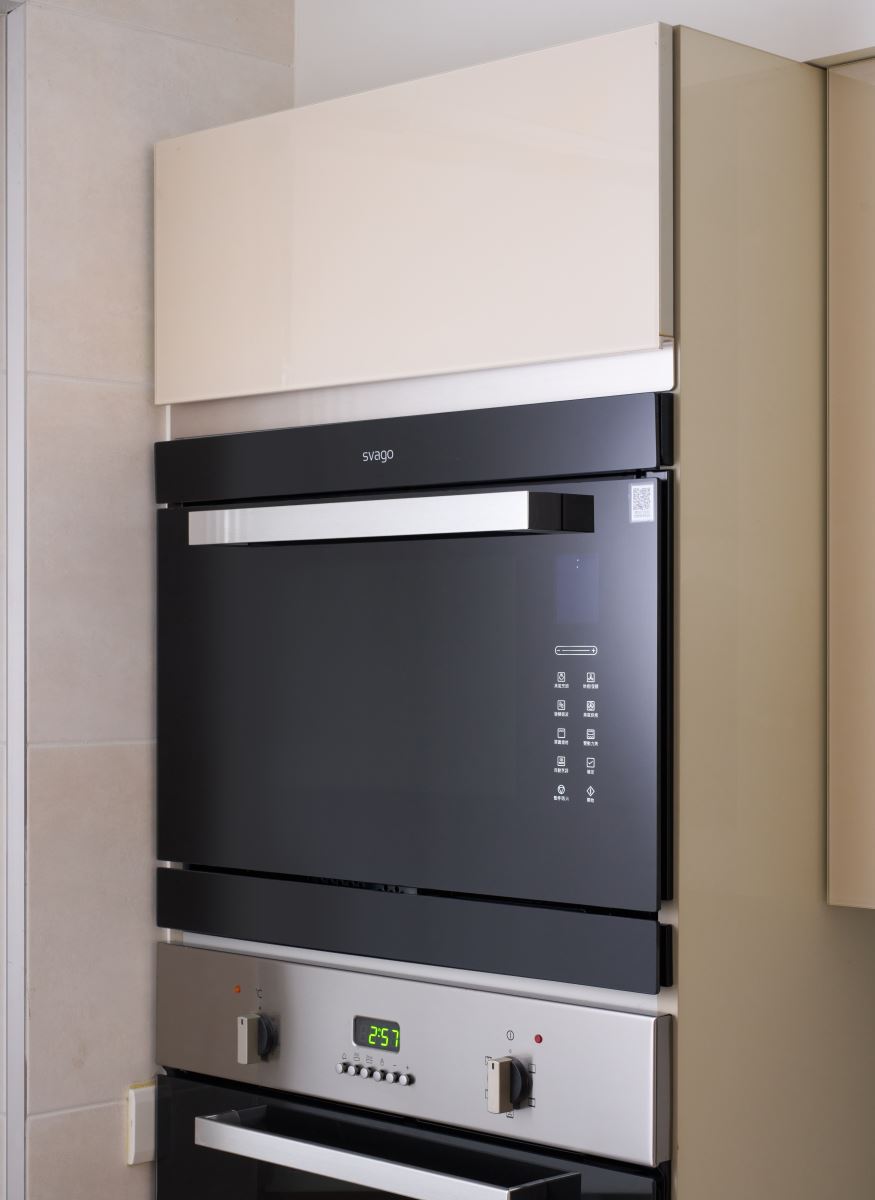 svago VE8966 蒸烘烤變頻微波爐的外型時尚,可以嵌入各種風格的電器櫃。