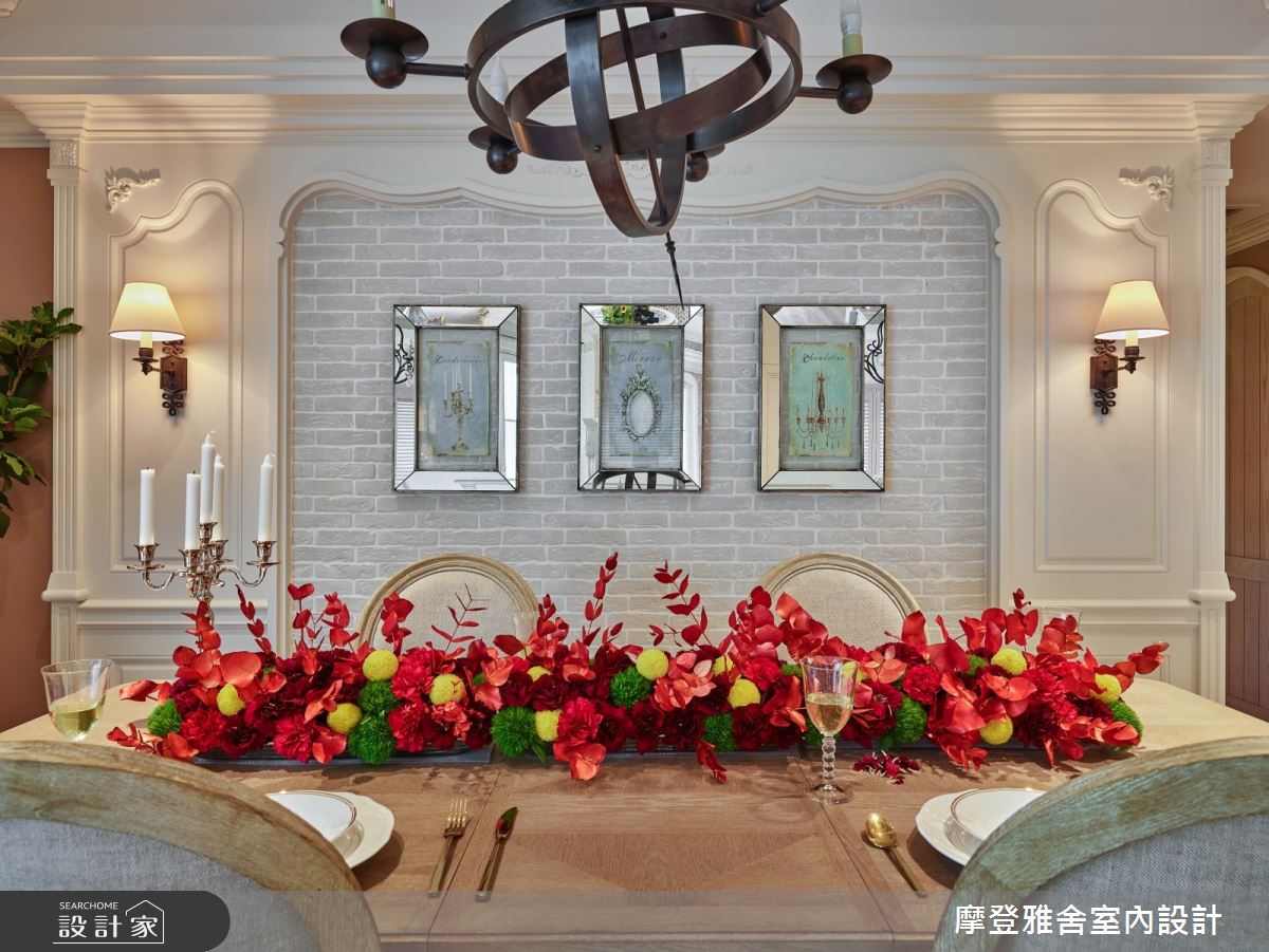 聚餐時刻最重要的餐桌風景,以不同層次的紅色桌花點綴黃色與綠色,便能立刻凸顯聖誕主題,槲寄生、聖誕紅、雪松、松果與玫瑰都是人氣花材。