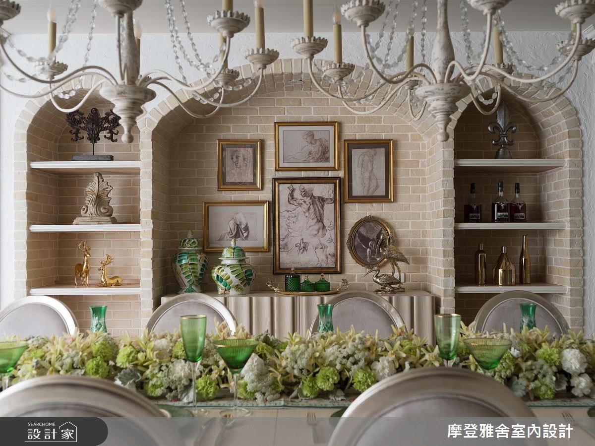 自然清新的綠色系體現在花藝與玻璃餐具,搭配宛如初雪的白色,則營造截然不同的優雅聖誕氣息。