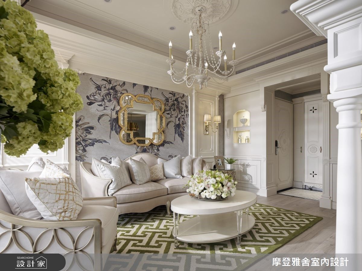 把握「大幅出現、少量點綴」原則,就能避免太過俗艷的可能性,例如抱枕的金色線條、鏡面的金屬邊框以及地毯的綠色幾何造型。