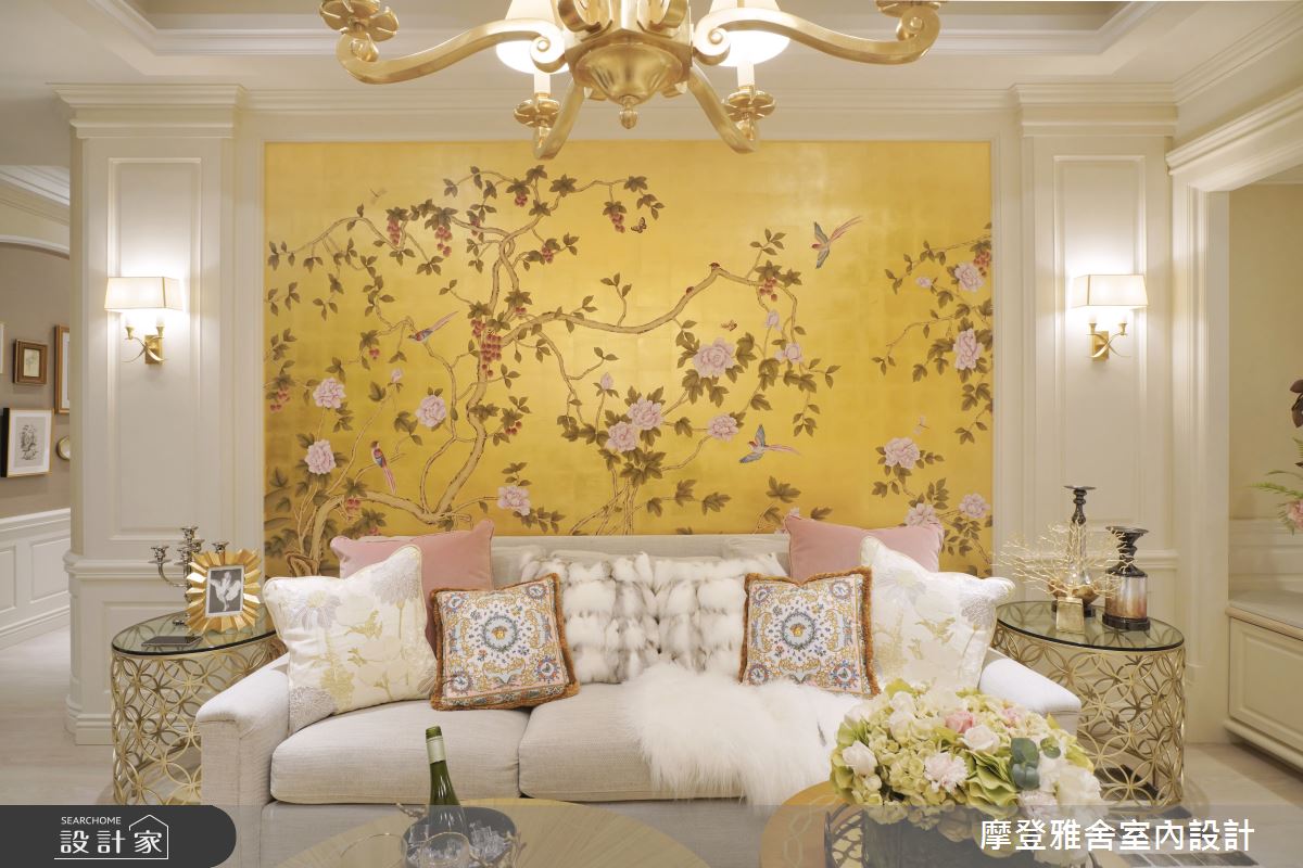 在既有抱枕的數量與色調之中,加入低飽和、以素色為主的長毛抱枕與蓋毯,就能營造視覺層次與溫度。