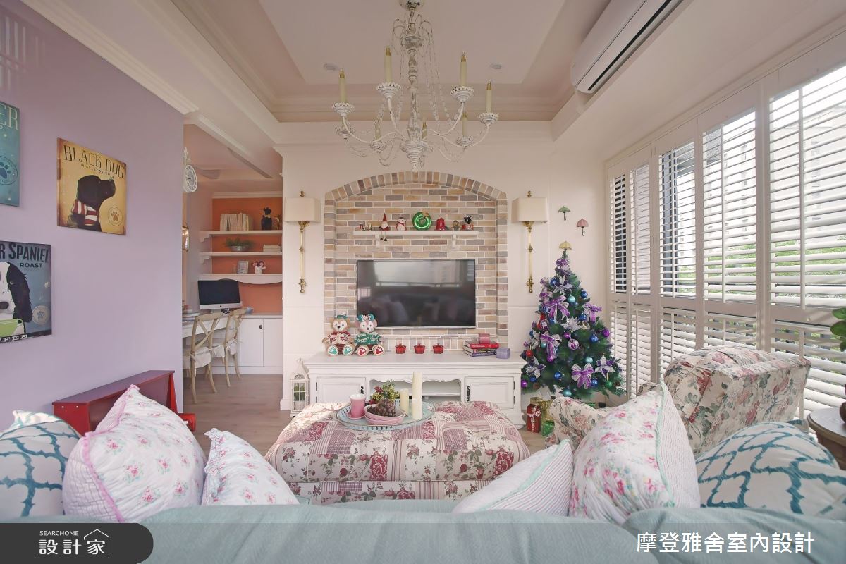 如果坪數低於建議但仍想要放置聖誕樹,降低樹體體積與高度,將重點放在與居家色彩統一調性的裝飾物上。