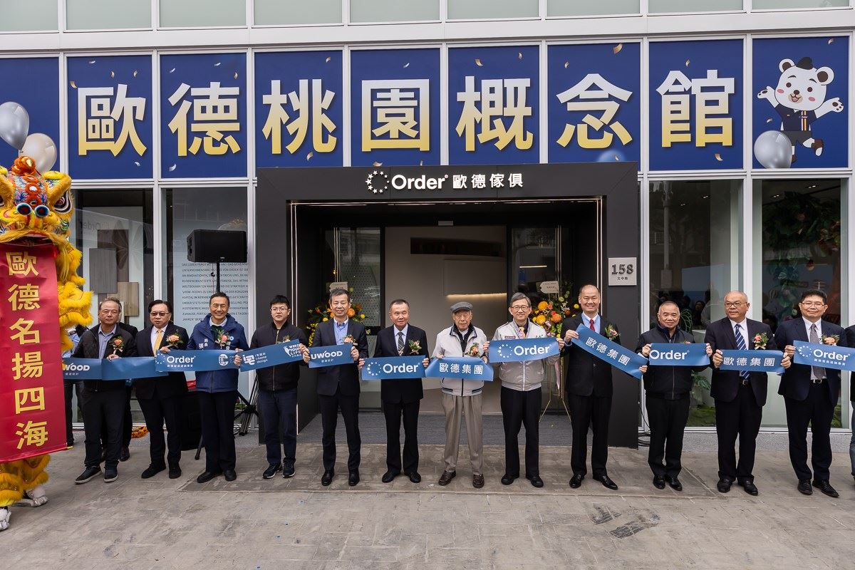深耕桃園近 30 載，歐德集團「桃園概念館」隆重開幕，董事長陳國都 ( 左五 ) 與桃園市副市長王明鉅 ( 右五 ) 等貴賓開心剪綵合影。