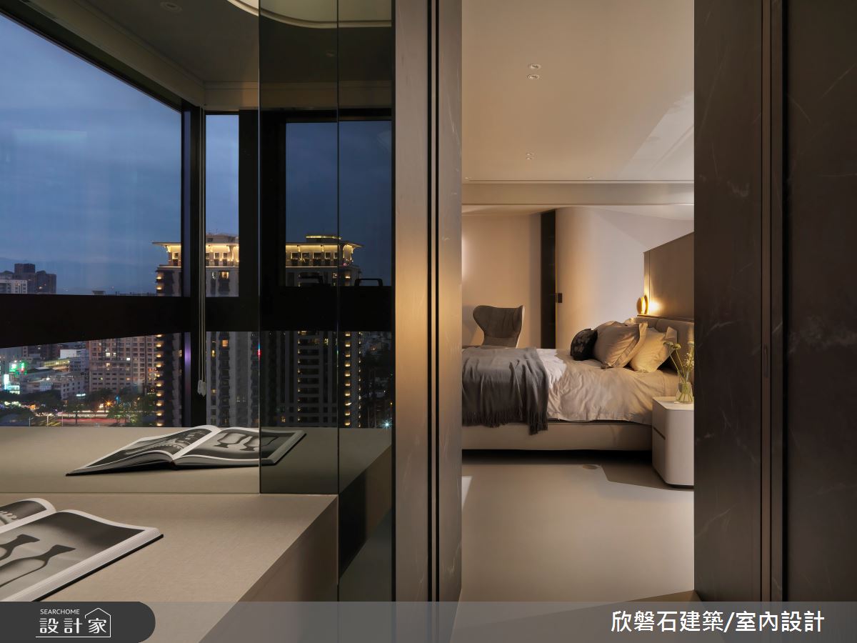 獨立更衣室的L型窗戶,納入美景於空間之中,呈現療癒氣息。