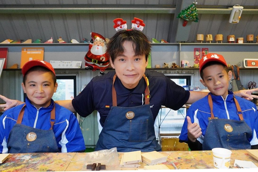 小朋友穿上木作森活圍裙,體驗手作「聖誕小鹿」,手護星願愛心大使黃鐙輝直呼太好玩了,有機會要帶孩子們一同參與。